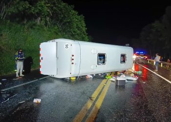 Ônibus que seguia para Assunção tomba na BR-277 e deixa 22 vítimas em Irati