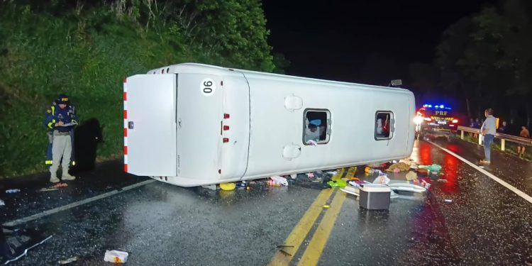 Ônibus que seguia para Assunção tomba na BR-277 e deixa 22 vítimas em Irati