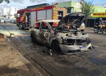 Carro é destruído por incêndio na Avenida República Argentina