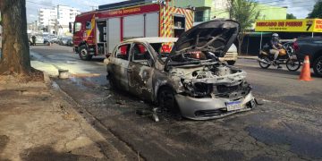 Carro é destruído por incêndio na Avenida República Argentina