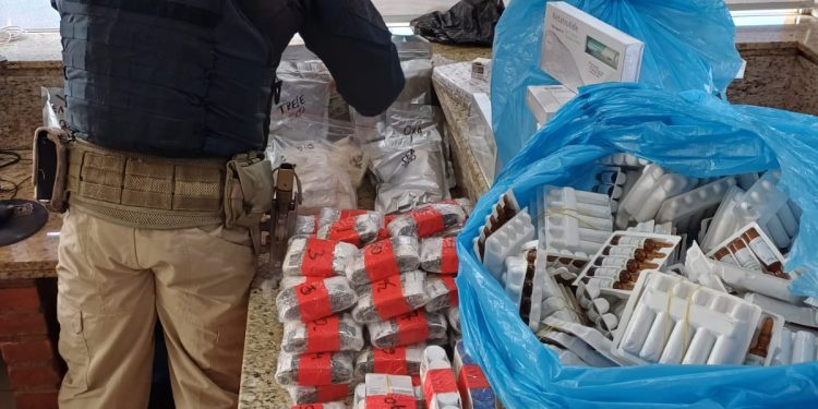 PRF apreende medicamentos irregulares e anabolizantes em van que transportava família na BR-277