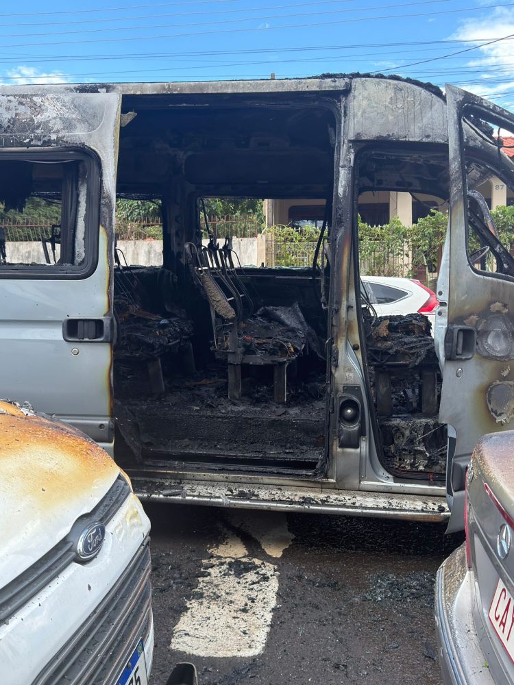 Van pega fogo e incêndio atinge outros três veículos na Vila Portes