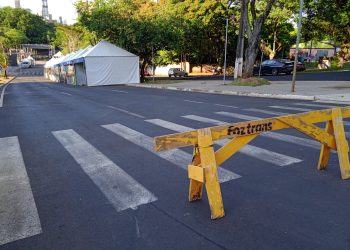 Começa a desmontagem da estrutura do FozFolia 2026 na Avenida JK