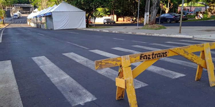 Começa a desmontagem da estrutura do FozFolia 2026 na Avenida JK
