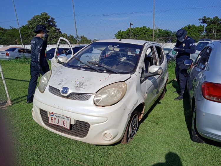 Veículo envolvido em confronto passa por perícia da Polícia Civil