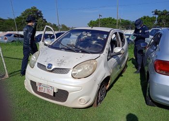 Veículo envolvido em confronto passa por perícia da Polícia Civil