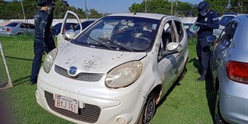 Veículo envolvido em confronto passa por perícia da Polícia Civil