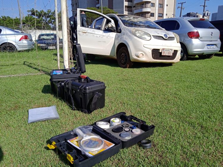 Veículo envolvido em confronto passa por perícia da Polícia Civil