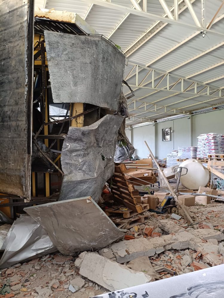 Ônibus escolar invade depósito e deixa três feridos em Medianeira