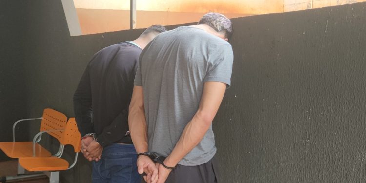 Dois paraguaios são presos com moto furtada próximo à Ponte da Amizade