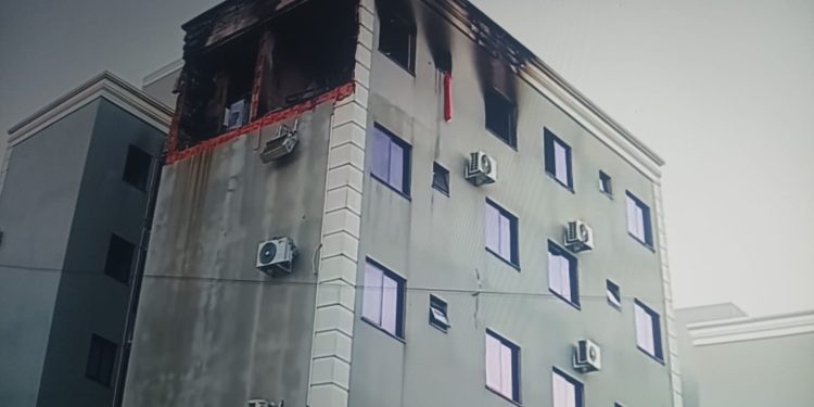 Explosão e incêndio destroem apartamento na Vila Yolanda