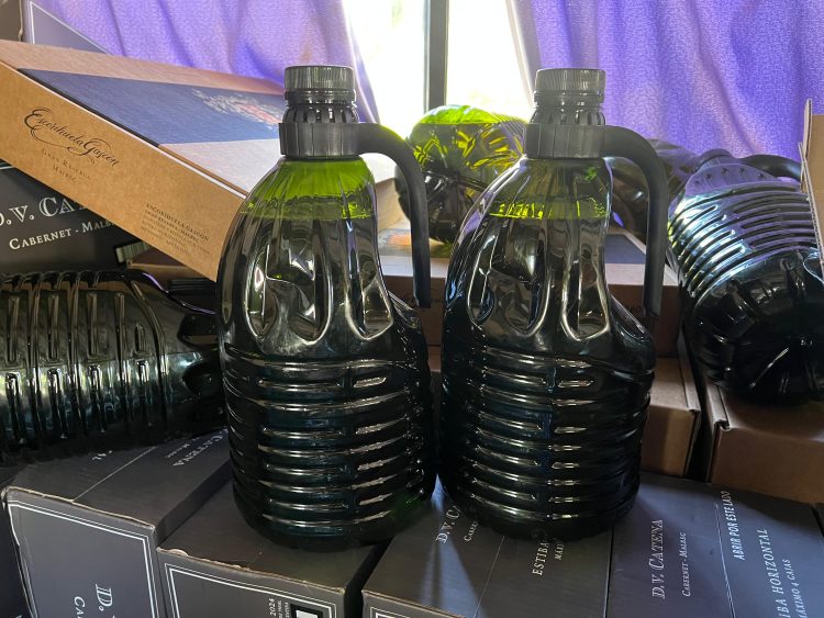 Ônibus com 1.500 garrafas de vinho e eletrônicos é interceptato pela polícia