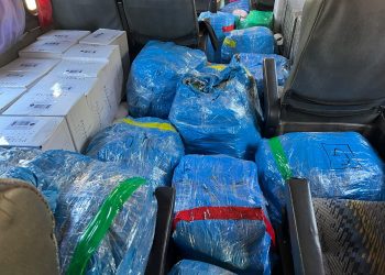 Ônibus com 1.500 garrafas de vinho e eletrônicos é interceptato pela polícia