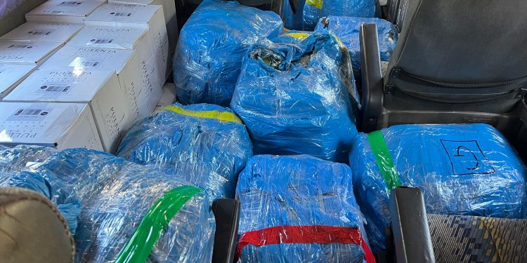 Ônibus com 1.500 garrafas de vinho e eletrônicos é interceptato pela polícia