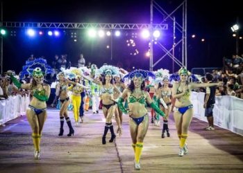 Carnaval em Puerto Iguazú tenta manter tradição, mesmo com crise que o país atravessa