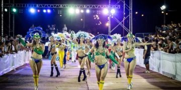 Carnaval em Puerto Iguazú tenta manter tradição, mesmo com crise que o país atravessa