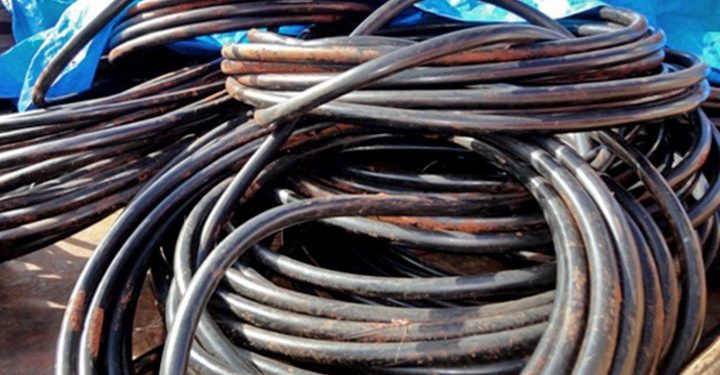 Vandalismo deixa trecho da Avenida Safira às escuras e prejudica mobilidade no Porto Meira