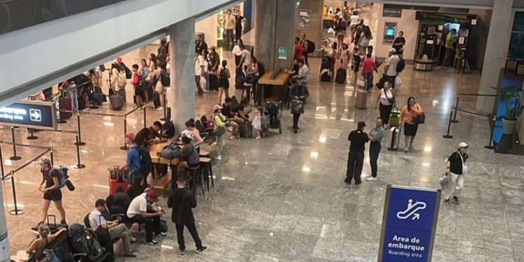 Mochila abandonada provoca alerta de bomba e evacuação em aeroporto de Puerto Iguazú