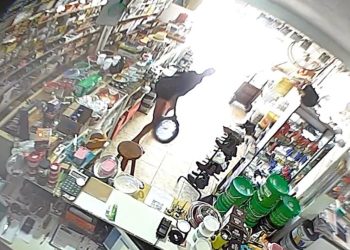 Câmera flagra homem furtando fios em loja na Avenida República Argentina