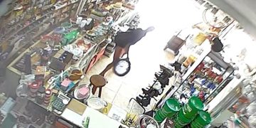 Câmera flagra homem furtando fios em loja na Avenida República Argentina