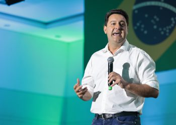 Ratinho Junior anuncia uniformes para todos os alunos da rede estadual durante evento em Foz do Iguaçu