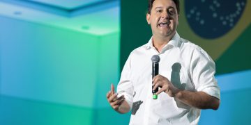 Ratinho Junior anuncia uniformes para todos os alunos da rede estadual durante evento em Foz do Iguaçu