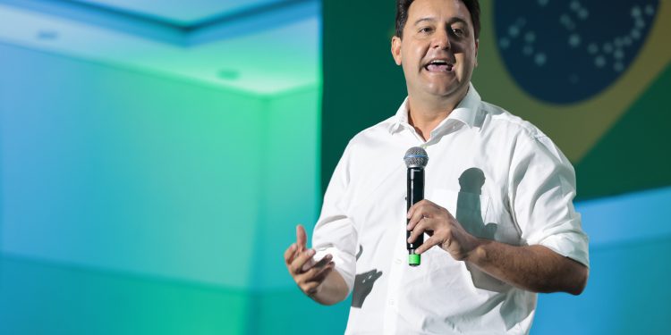 Ratinho Junior anuncia uniformes para todos os alunos da rede estadual durante evento em Foz do Iguaçu