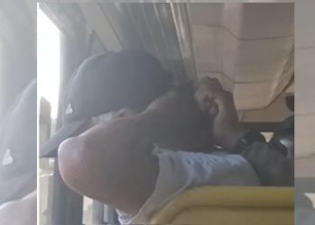 Passageiros contêm suspeito de tentar furtar celular dentro de ônibus em Foz do Iguaçu