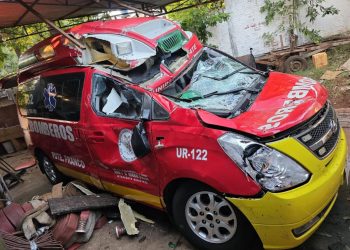 Tanque de água desaba e danifica ambulância em Presidente Franco
