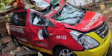 Tanque de água desaba e danifica ambulância em Presidente Franco