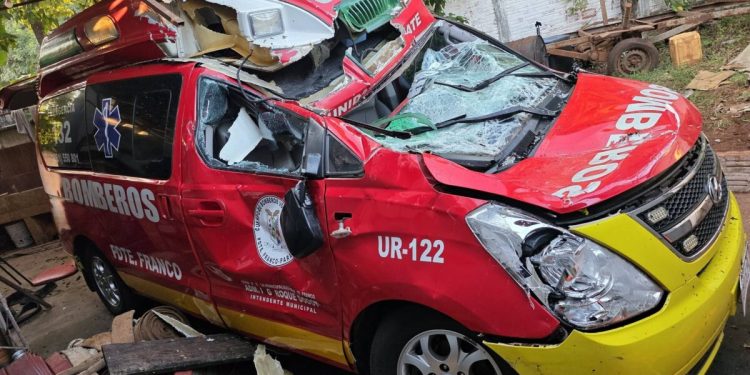 Tanque de água desaba e danifica ambulância em Presidente Franco