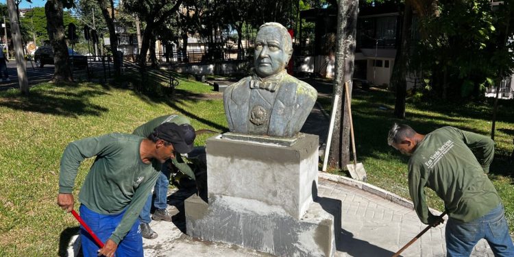 Motorista é identificado e será responsabilizado após acidente com busto de Getúlio Vargas