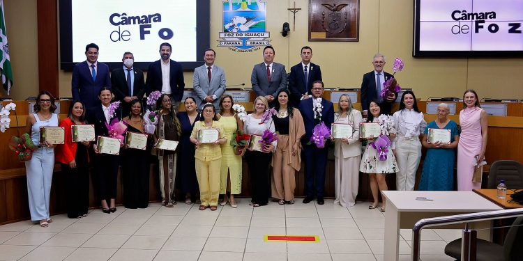 Câmara de Foz homenageia 13 mulheres com Prêmio Mulher Destaque