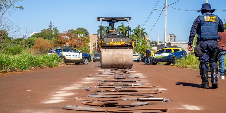 Foz destrói 100 escapamentos irregulares em operação contra poluição sonora