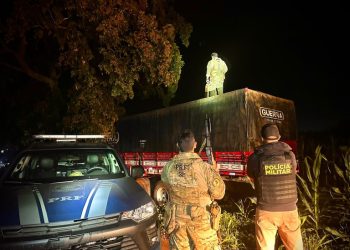 Fuga termina com caminhão destruído e carga milionária de cigarros apreendida