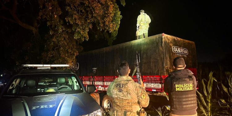 Fuga termina com caminhão destruído e carga milionária de cigarros apreendida