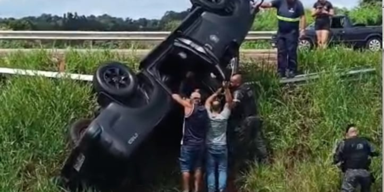 Viatura da Guarda Municipal capota durante deslocamento para atender roubo