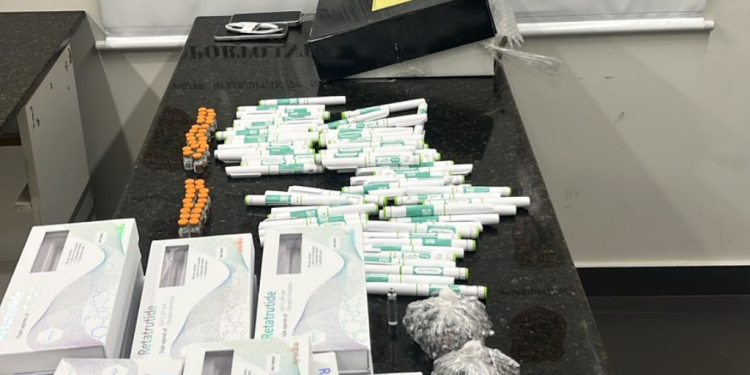 Fiscalização no aeroporto de Foz apreende carga irregular de medicamentos