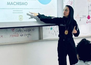 Delegacia da Mulher realiza palestra sobre violência contra a mulher em escola de Foz