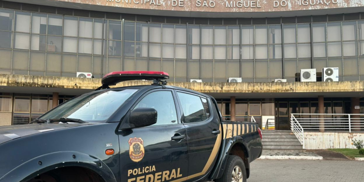 PF cumpre mandados e afasta servidores em investigação sobre crimes eleitorais em São Miguel do Iguaçu