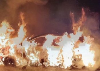 Carro pega fogo após colisão na Avenida das Cataratas