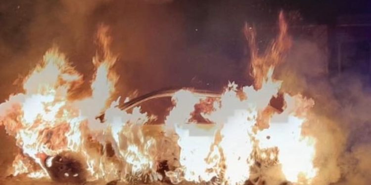 Carro pega fogo após colisão na Avenida das Cataratas