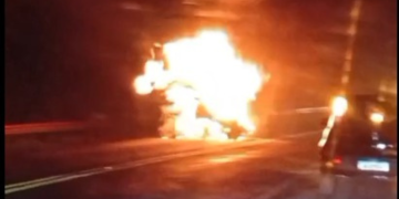 Acidente grave com explosão, entre carro e caminhão, mata uma pessoa na BR-277, em Matelândia