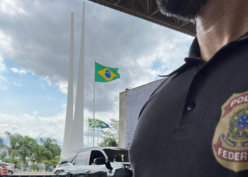 Foragidos da Justiça são presos no Paraguai e entregues à PF em Foz do Iguaçu