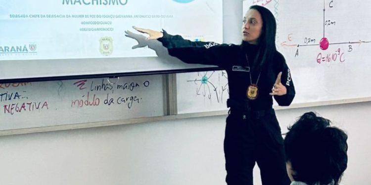 Delegacia da Mulher realiza palestra sobre violência contra a mulher em escola de Foz