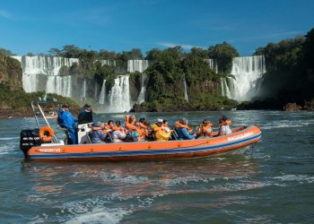Passeio do Macuco Safari segue normal no Brasil e é suspenso no lado argentino
