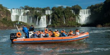 Passeio do Macuco Safari segue normal no Brasil e é suspenso no lado argentino