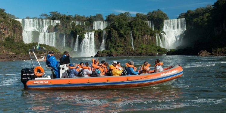 Passeio do Macuco Safari segue normal no Brasil e é suspenso no lado argentino