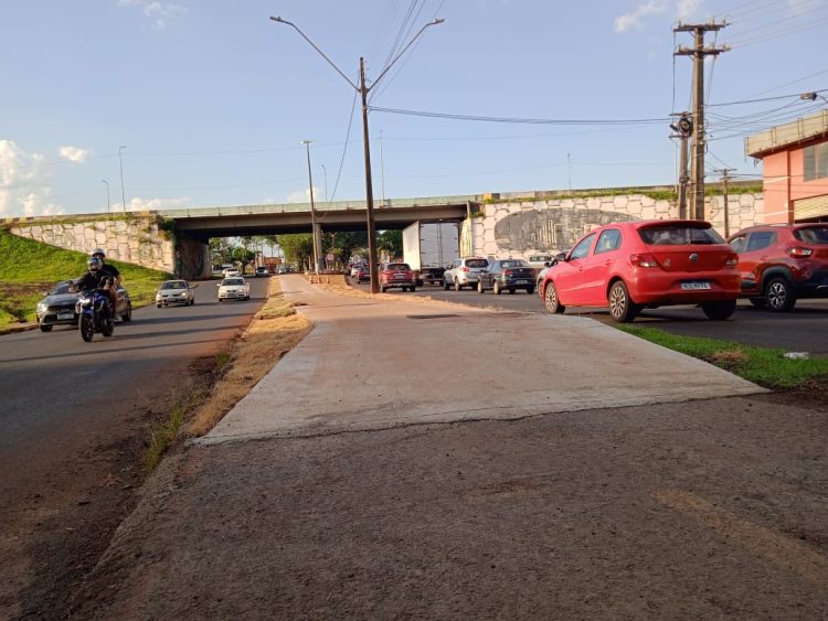 Ciclovia das avenidas JK e Tancredo Neves é concluída e já está sendo utilizada pela população