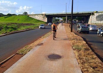 Ciclovia das avenidas JK e Tancredo Neves é concluída e já está sendo utilizada pela população